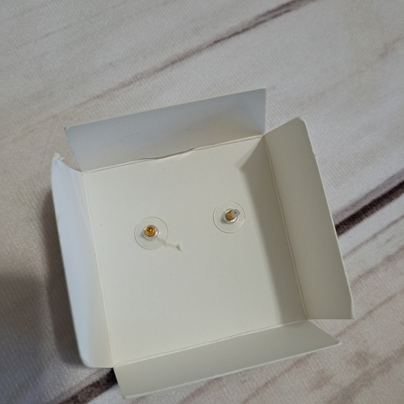 Betsey Johnson Gift Box Earrings No Top Lid To Box - Picture 2 of 4